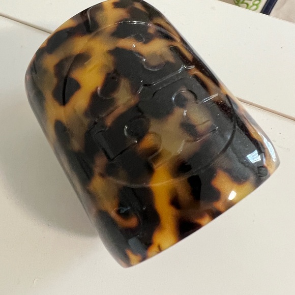 Tory Burch Tortoise acrylic cuff. Pre-owned but in very good condition. - Picture 3 of 4